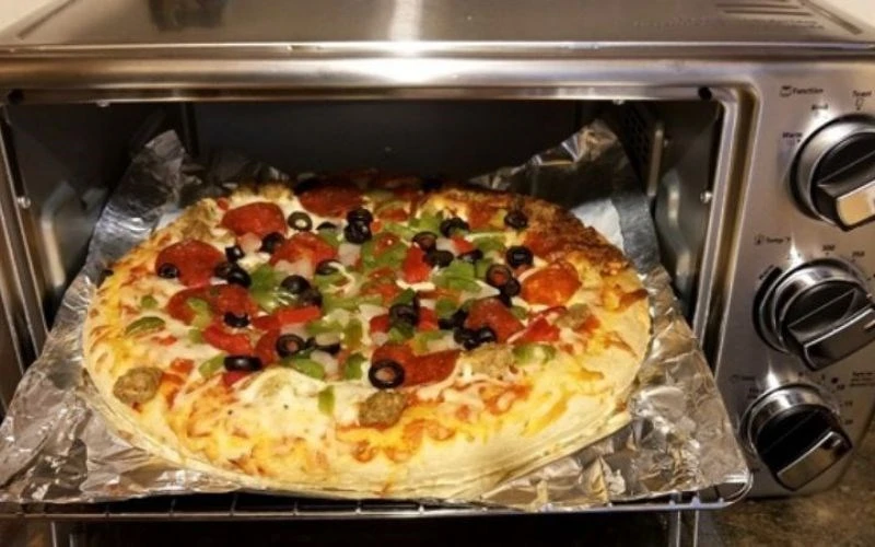 Cách nướng pizza đông lạnh bằng nồi chiên không dầu, lò nướng, lò vi sóng