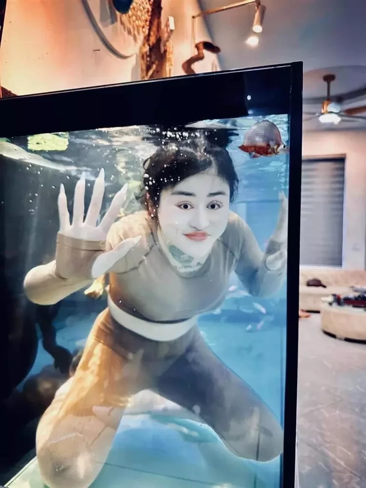 Hot girl từng 'hẹn cưới' Thông Soái Ca xuất hiện với diện mạo lạ sau một năm hứa hôn ước